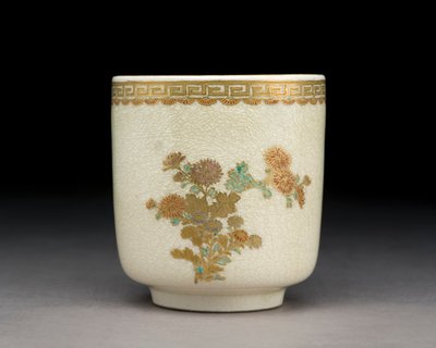 Taza con crisantemos, Horno Kumamoto, era Meiji, c.1900 de Tokozan